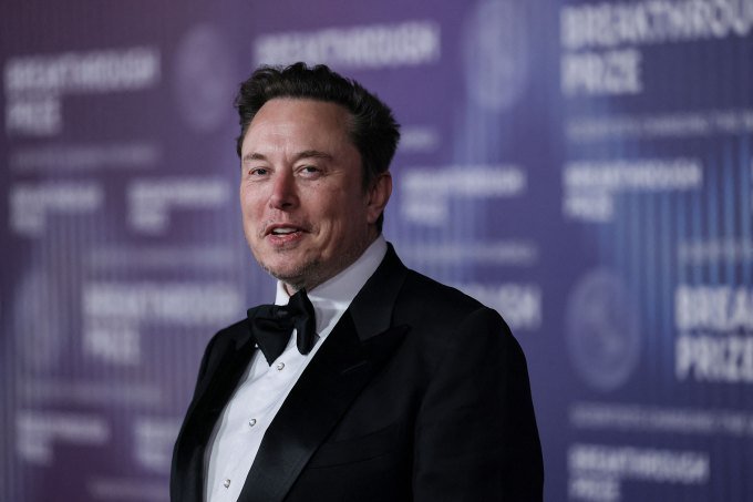 South African businessman Elon Musk arrives at the Tenth Breakthrough Prize Ceremony at the Academy Museum of Motion Pictures in Los Angeles, California, on April 13, 2024.