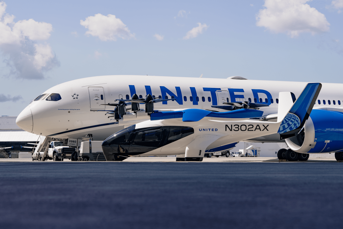 Archer Aviation evtol with United Airlines plane.